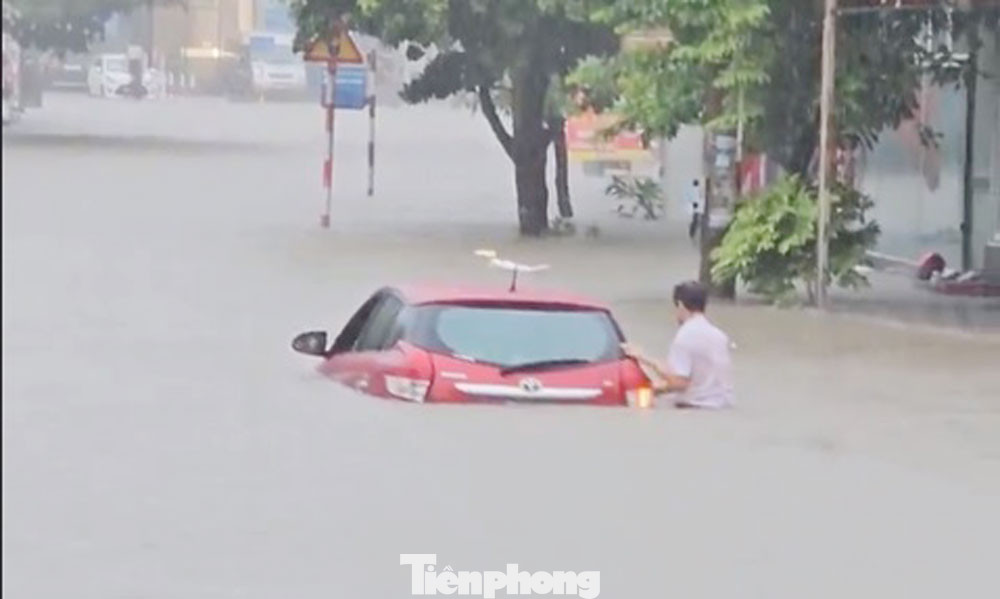 Nhiều ô tô bị ngập ở trên đường phố thành phố Thái Nguyên.