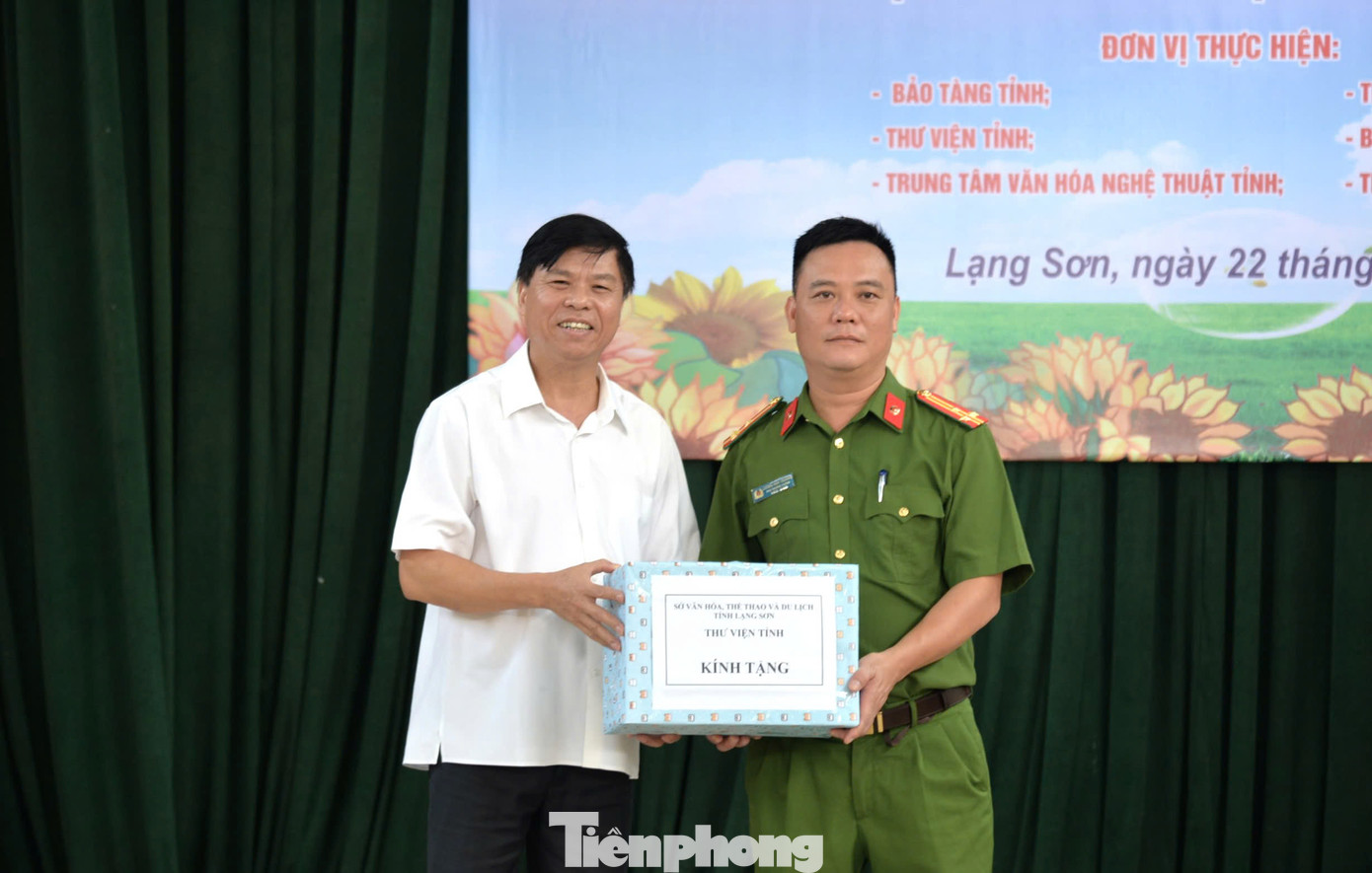 Lãnh đạo Sở Văn hóa- Thể thao và Du lịch Lạng Sơn tặng sách cho Trại tạm giam Công an tỉnh Lạng Sơn.