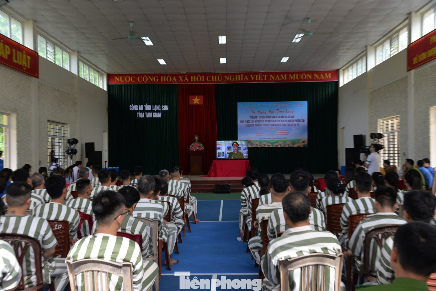 Các phạm nhân xem phóng sự tuyên truyền.