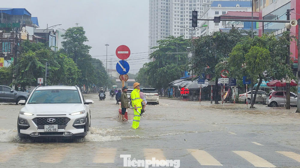 Lực lượng cảnh sát giao thông có mặt xuyên đêm để phân luồng giao thông.