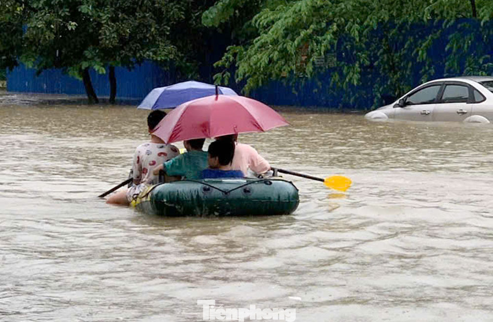 Nước ngập việc đi lại rất khó khăn.