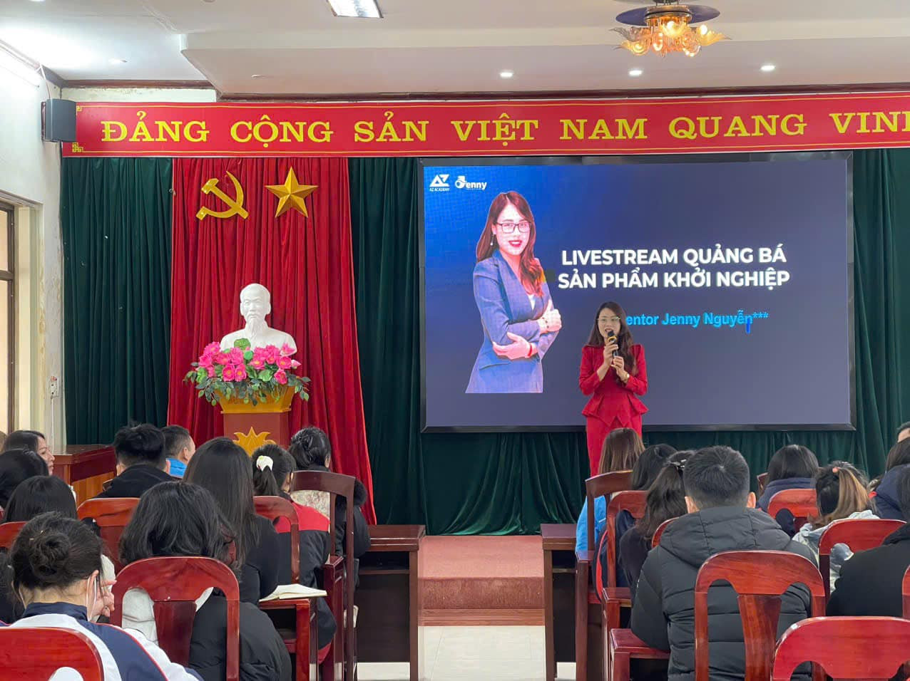 Các chuyên gia, nhà sáng tạo nội dung truyền đạt quảng bá sản phẩm trên mạng.