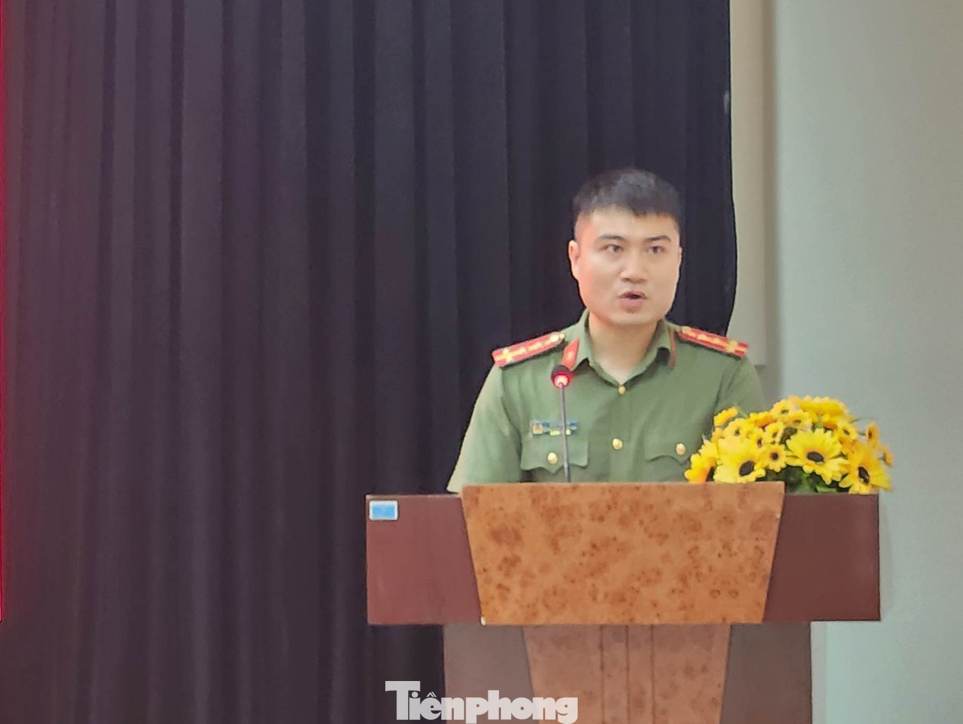 Anh Lưu Anh Tú, Bí thư Đoàn Thanh niên Công an tỉnh Lạng Sơn phổ biến một số chương trình, nội dung Lễ ký kết hợp tác tuyên truyền, hướng dẫn người dân cài đặt tài khoản định danh điện tử. Ảnh: Duy Chiến