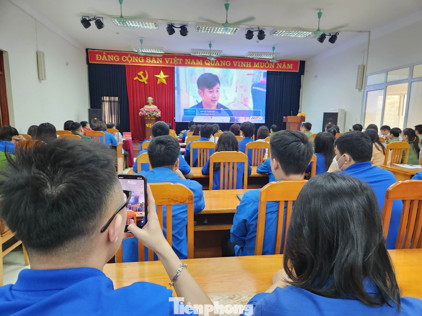 Lễ ký kết và hợp tác đẩy mạnh kích hoạt tài khoản định danh điện tử. Ảnh: Duy Chiến