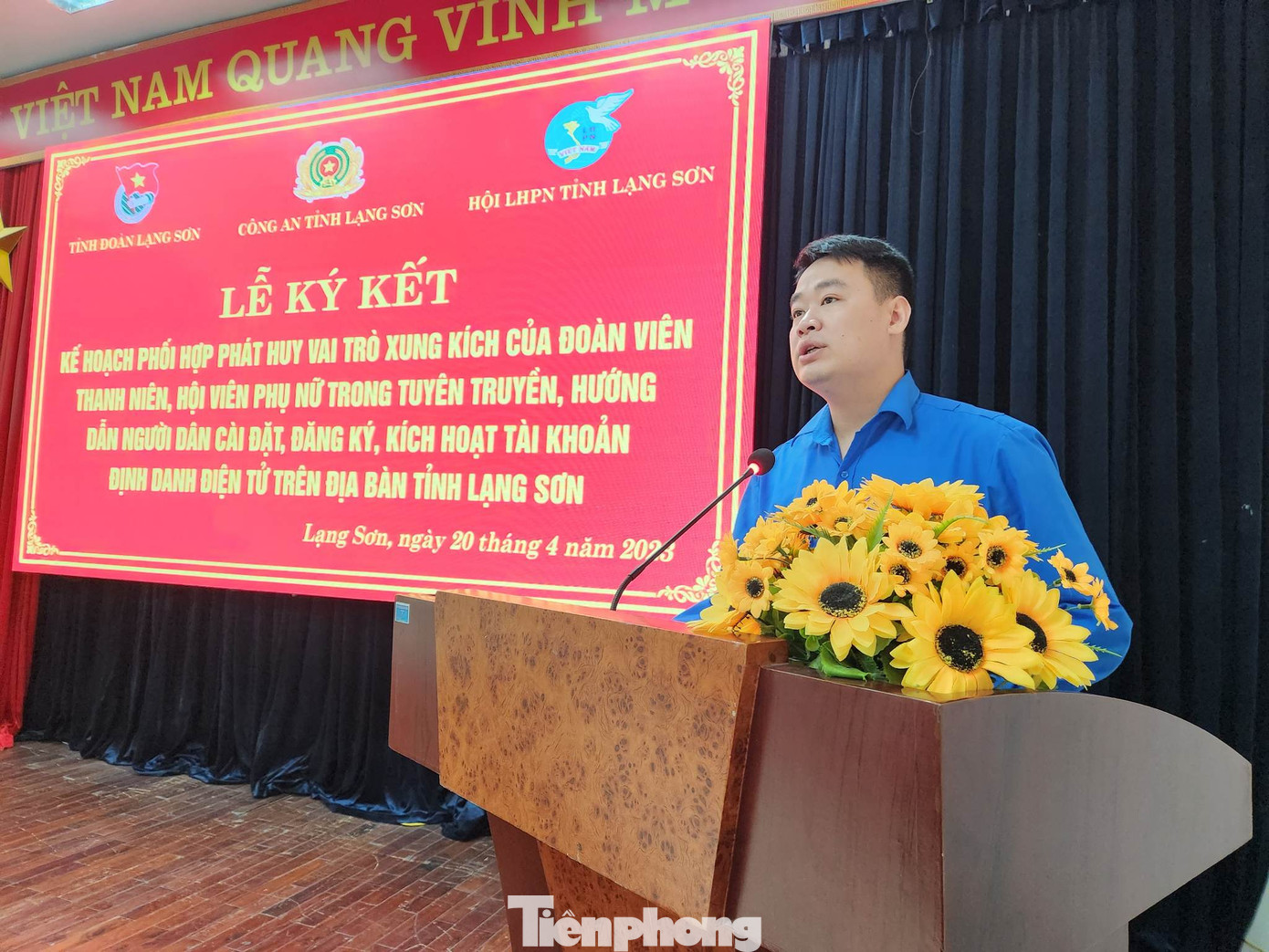 Anh Đoàn Thành Công, Phó Bí thư Tỉnh Đoàn Lạng Sơn nhấn mạnh, tuổi trẻ địa phương đi đầu trong việc hướng dẫn người dân thực hiện việc cài đặt tài khoản định danh điện tử. Ảnh: Duy Chiến