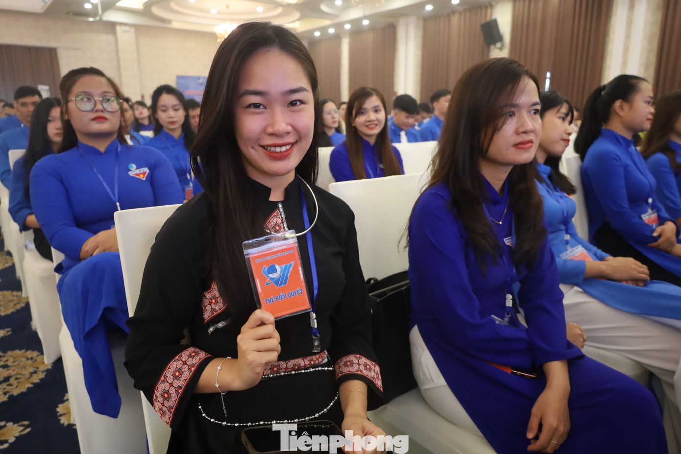 Nữ đại biểu hân hoan là người đại biểu người dân tộc thiểu số tham dự Đại hội. Ảnh: Duy Chiến