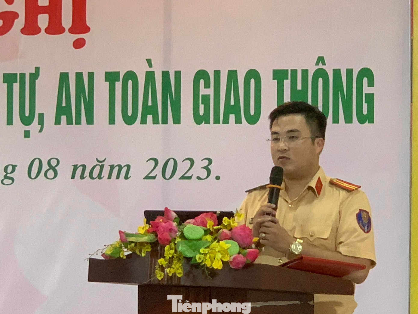 Thiếu tá Dương Hoàng Anh, Phó đội trưởng Phòng CSGT công an tỉnh Lạng Sơn tuyên truyền về trật tự ATGT. Ảnh: Duy Chiến