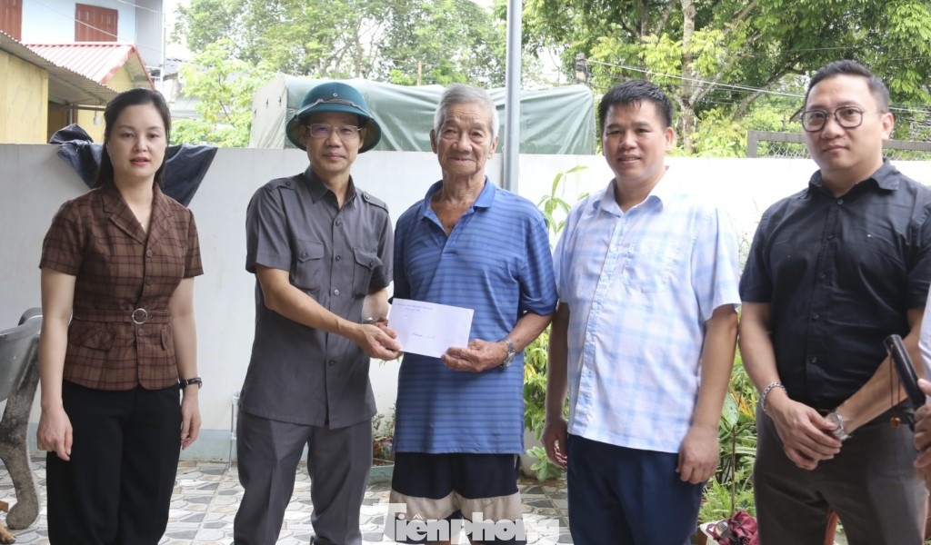 Nhiều tổ chức chính trị xã hội, doanh nghiệp đồng hành đã đến hỗ trợ người dân khắc phục hậu quả bão lũ.