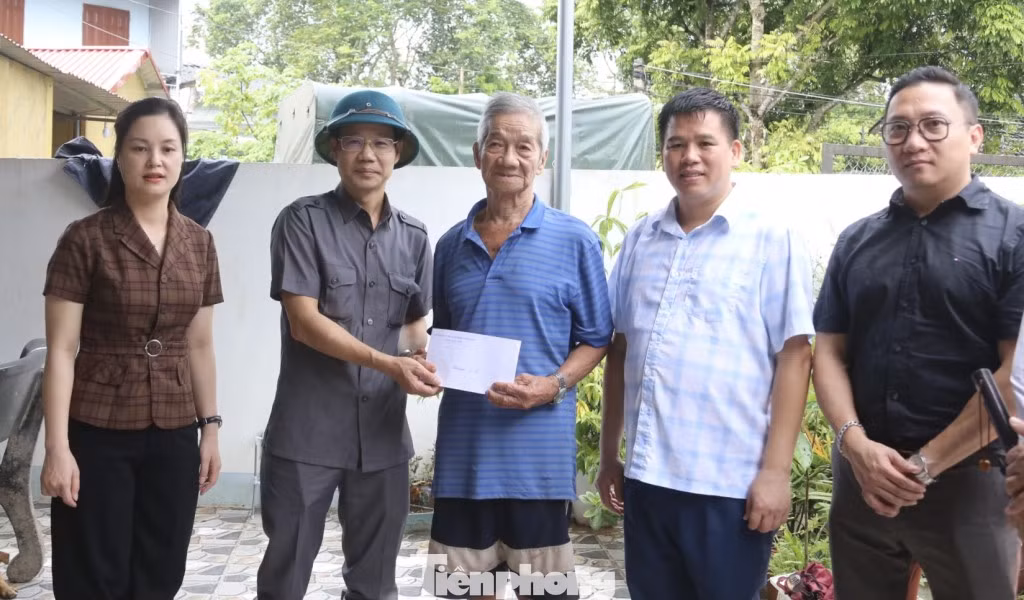 Nhiều tổ chức chính trị xã hội, doanh nghiệp đồng hành đã đến hỗ trợ người dân khắc phục hậu quả bão lũ.