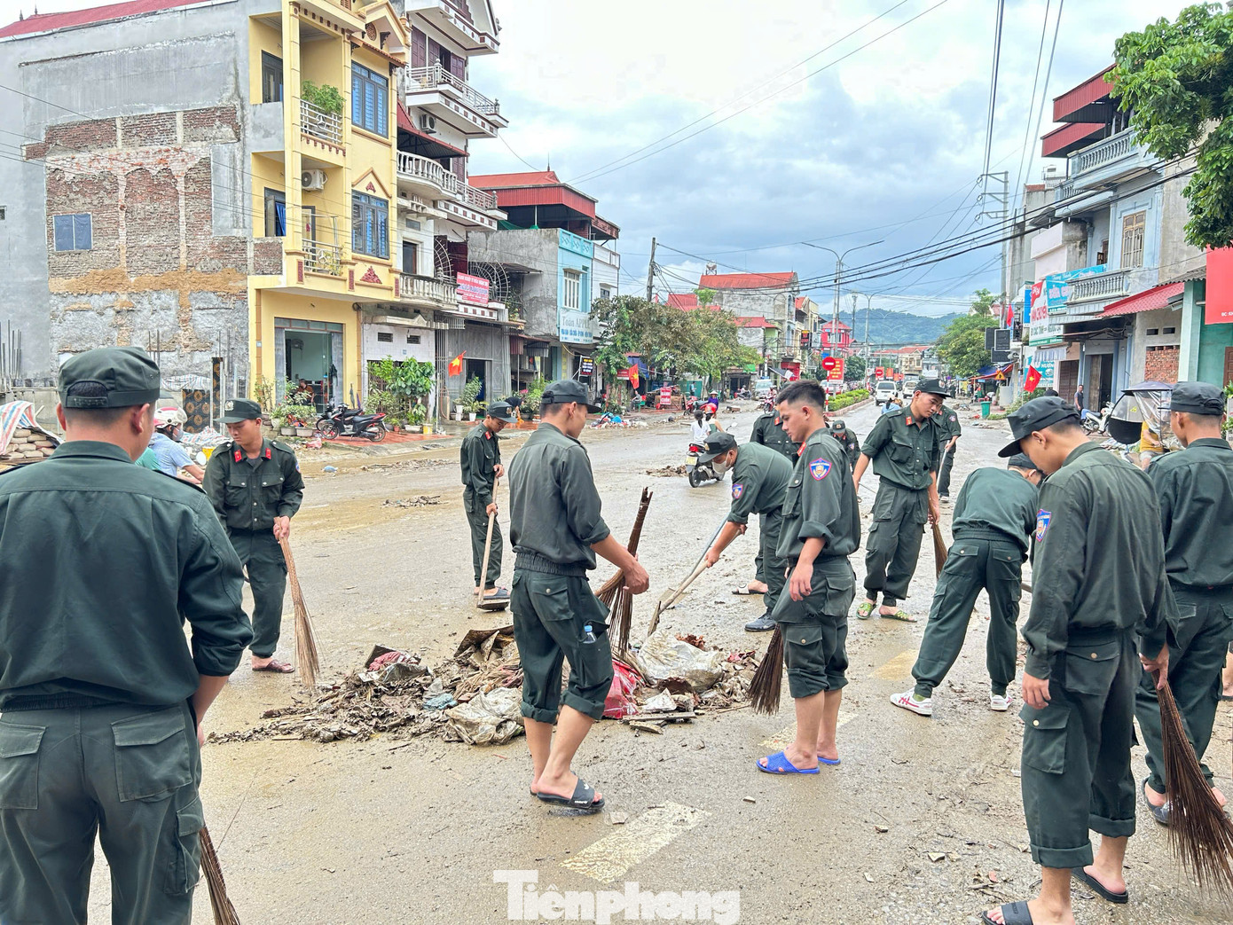 Trong sáng 10/9, khi nước đã rút, chiến sĩ trẻ Trung đoàn Cảnh sát cơ động Đông Bắc tích cực dọn dẹp vệ sinh môi trường ở thị trấn Thất Khê, huyện Tràng Định. Ảnh: Duy Chiến