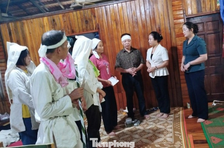 Trong ngày 9/9, Tỉnh Đoàn Lạng Sơn cũng đã tổ chức đoàn công tác thăm hỏi, động viên gia đình có người tử vong và sập nhà trong vụ sạt lở đất ở xã Lâm Sơn, huyện Chi Lăng. Trước đó, vụ sạt lở đất nghiêm trọng đã làm 2 ngôi nhà của ông Lộc Văn Lập và ông Lộc Văn Khanh cùng ở thôn Làng Bu 1, xã Lâm Sơn, huyện Chi Lăng bị đổ sập hoàn toàn. Trong đó, ông Lộc Văn Lập không may bị đất đá vùi lấp tử vong. Tại các gia đình, đoàn công tác Tỉnh đoàn đã thăm hỏi tình hình, chia sẻ với các gia đình gặp nạn, động viên các gia đình vượt qua đau thương, mất mát, đồng thời hỗ trợ tiền mặt, nhu yếu phẩm thiết yếu đến các gia đình, khẩn trương khắc phục khó khăn sớm ổn định cuộc sống.