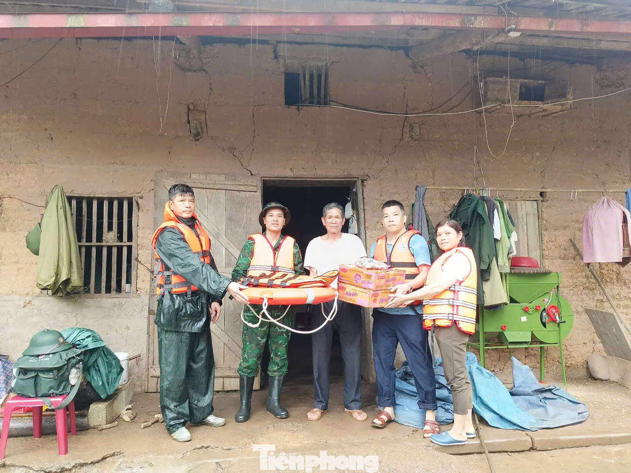 Cán bộ, chiến sĩ Đồn Biên phòng Chi Lăng (Lạng Sơn) tặng mì tôm, nhu yếu phẩm, phao cứu sinh cho nhân dân vùng ngập lụt biên giới Lạng Sơn. Ảnh: Duy Chiến