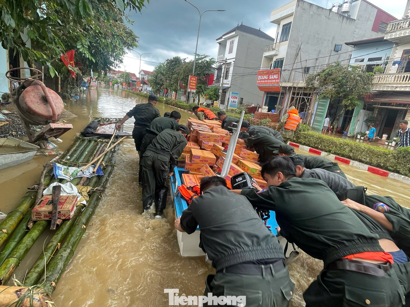 Tiểu đoàn 2 Trung đoàn Cảnh sát cơ động Đông Bắc tham gia vận chuyển nhu yếu phẩm tiếp tế đồng bào vùng lũ huyện Tràng Định. Ảnh: Duy Chiến