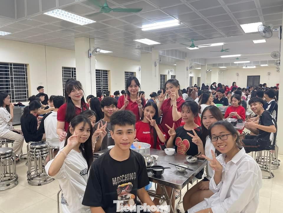 Các em phấn khởi tự tin bước vào kỳ thi "vượt vũ môn". Các em phấn khởi tự tin bước vào kỳ thi "vượt vũ môn".