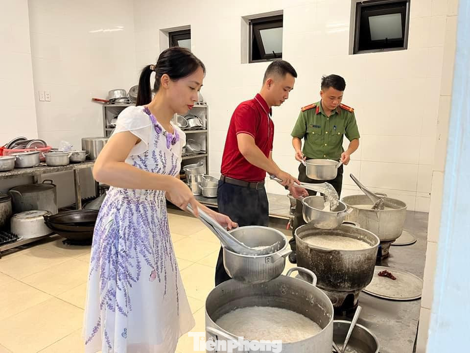 Nấu cháo bồi dưỡng cho các thí sinh xứ Lạng. Ảnh: Duy Chiến Nấu cháo bồi dưỡng cho các thí sinh xứ Lạng. Ảnh: Duy Chiến