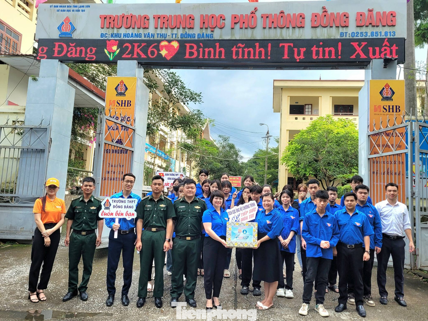 Chị Lê Thùy Dung- Phó Bí thư Tỉnh Đoàn Lạng Sơn (giữa) thăm và tặng quà cho tình nguyện viên tại điểm thi Trường THPT Đồng Đăng (huyện Cao Lộc). Ảnh: Duy Chiến Chị Lê Thùy Dung- Phó Bí thư Tỉnh Đoàn Lạng Sơn (giữa) thăm và tặng quà cho tình nguyện viên tại điểm thi Trường THPT Đồng Đăng (huyện Cao Lộc). Ảnh: Duy Chiến