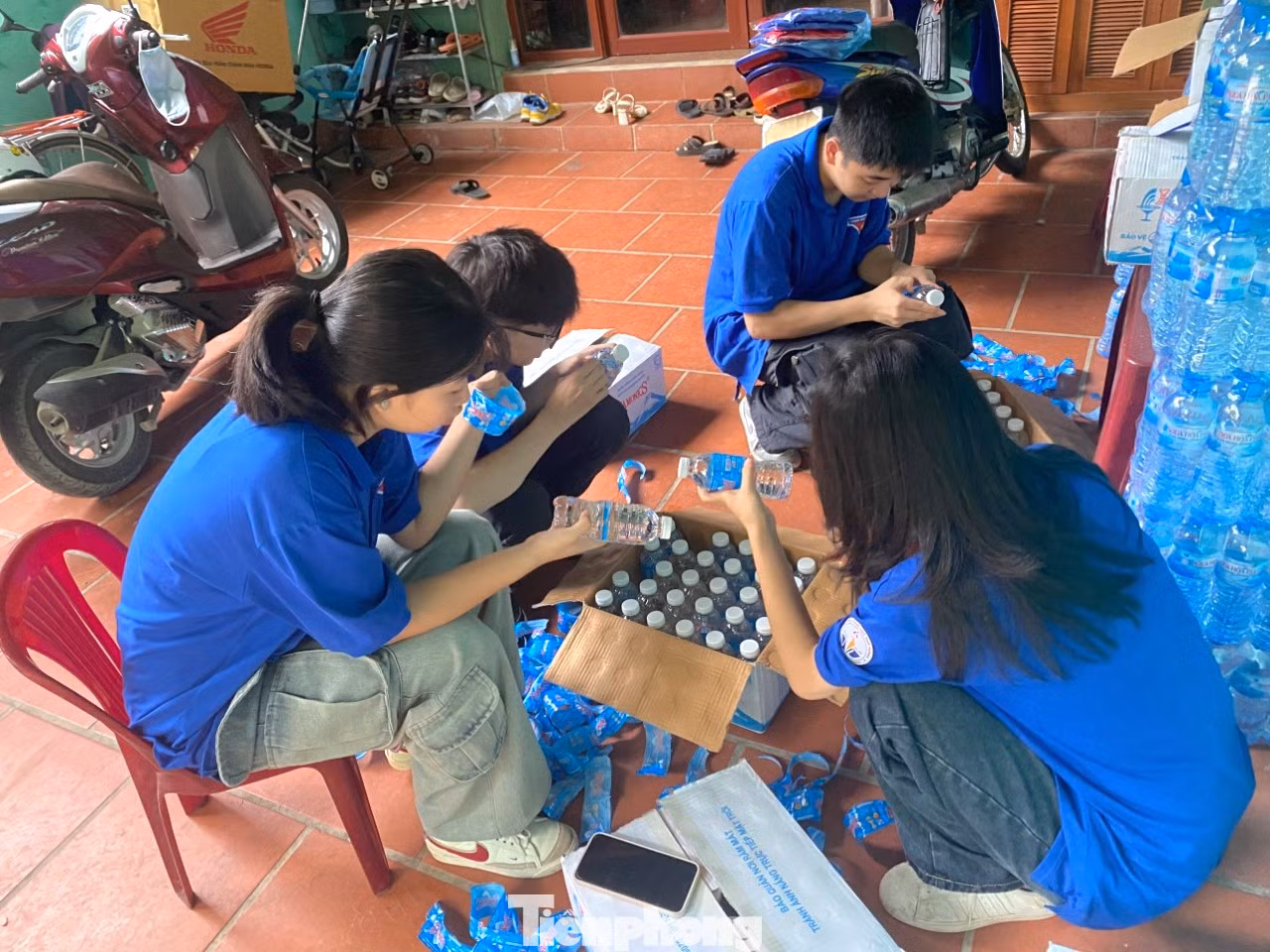 Chuẩn bị chu đáo các phần quà cho thí sinh.