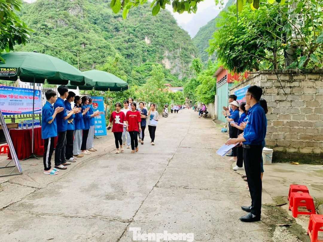 Hỗ trợ, hướng dẫn, chào đón các sĩ tử đến các điểm thi. Hỗ trợ, hướng dẫn, chào đón các sĩ tử đến các điểm thi.