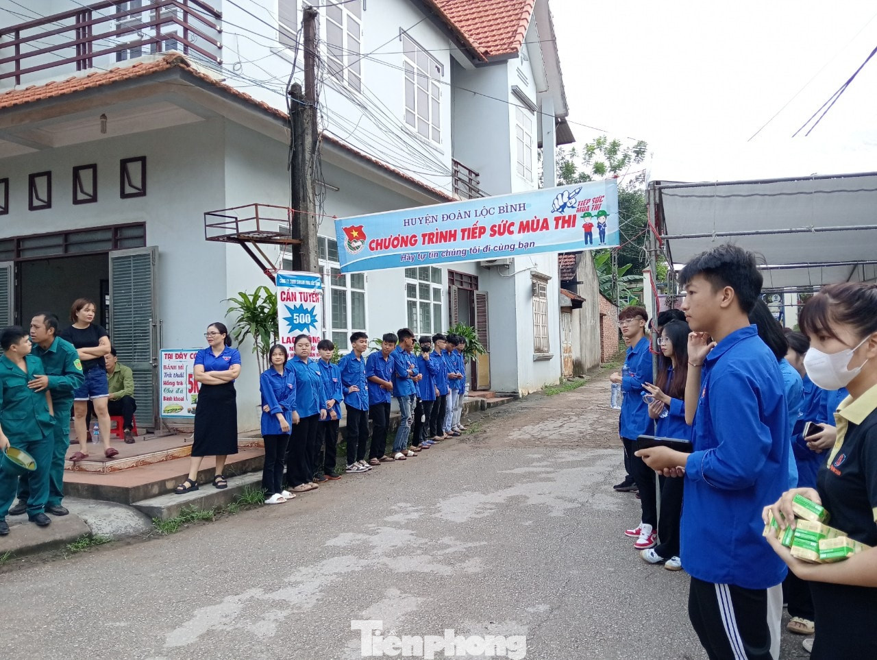 Rất nhiều phần quà hỗ trợ cho các em học sinh huyện biên giới Lộc Bình. Rất nhiều phần quà hỗ trợ cho các em học sinh huyện biên giới Lộc Bình.