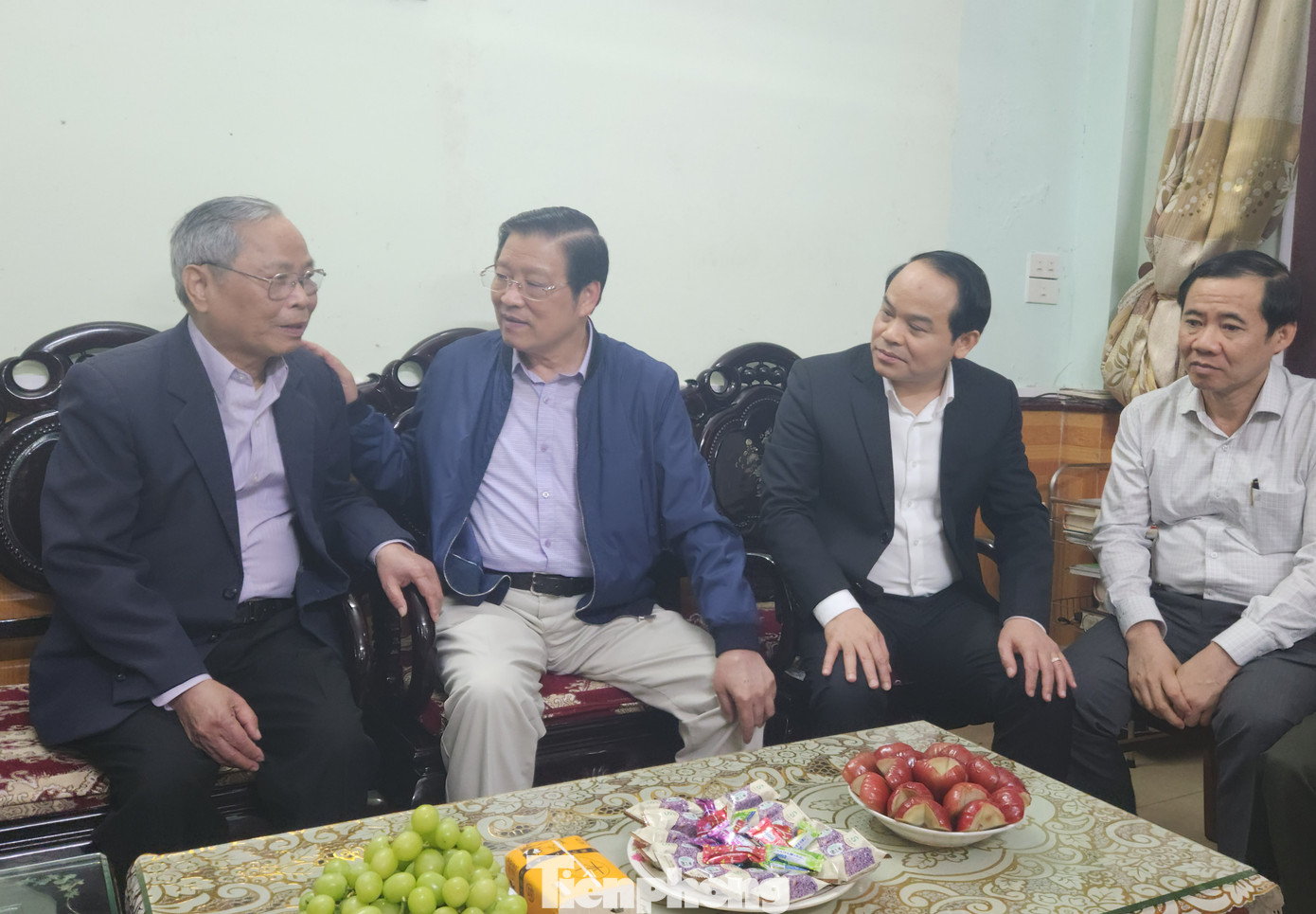 Trưởng Ban Nội chính Trung ương thăm một số lão thành cách mạng, người có công (ảnh: Duy Chiến). Trưởng Ban Nội chính Trung ương thăm một số lão thành cách mạng, người có công (ảnh: Duy Chiến).