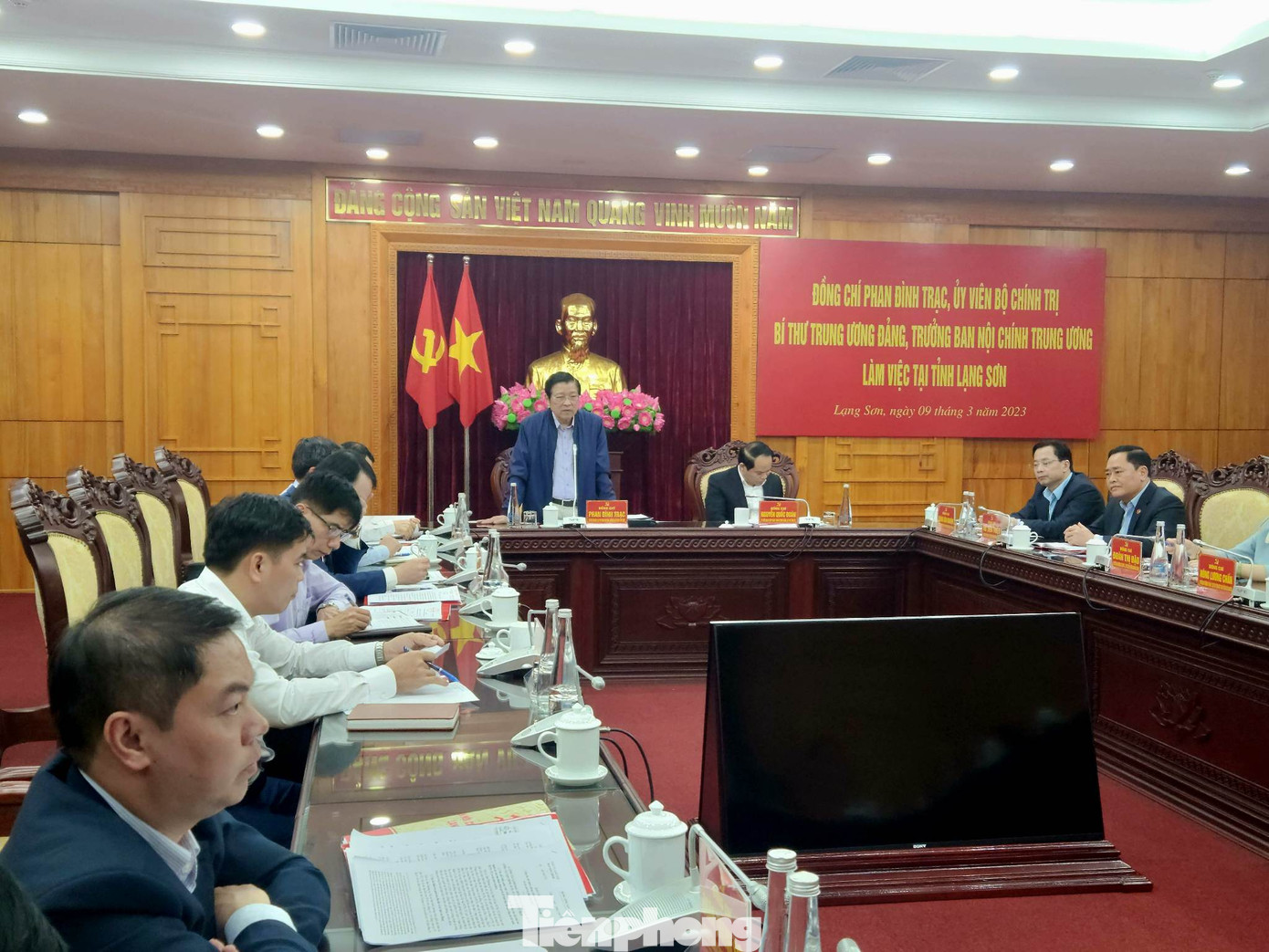 Trưởng Ban Nội chính Trung ương Phan Đình Trạc (đứng) phát biểu tại buổi làm việc với Tỉnh ủy Lạng Sơn (ảnh: Duy Chiến). Trưởng Ban Nội chính Trung ương Phan Đình Trạc (đứng) phát biểu tại buổi làm việc với Tỉnh ủy Lạng Sơn (ảnh: Duy Chiến).