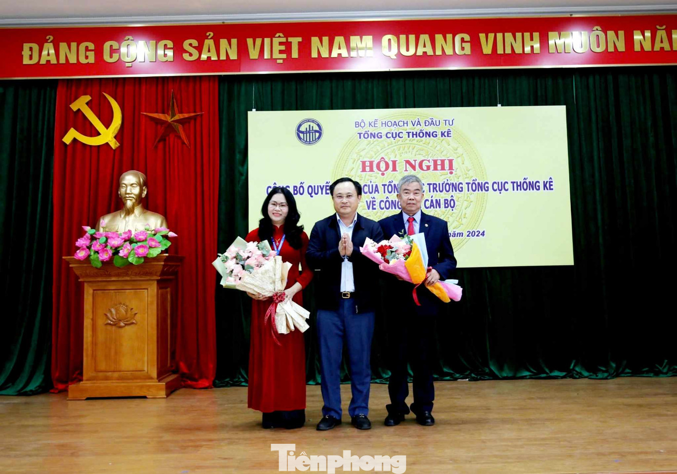 Bà Lê Thị Vân Anh và ông Trần Lê Tuân nhận hoa chúc mừng của lãnh đạo UBND tỉnh Lạng Sơn.