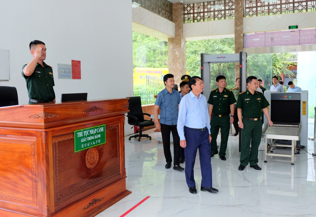 Kể từ 9h sáng 15/9, khách nhập cảnh qua biên giới thăm quan thác Bản Giốc được dễ dàng, thuận tiện. Kể từ 9h sáng 15/9, khách nhập cảnh qua biên giới thăm quan thác Bản Giốc được dễ dàng, thuận tiện.