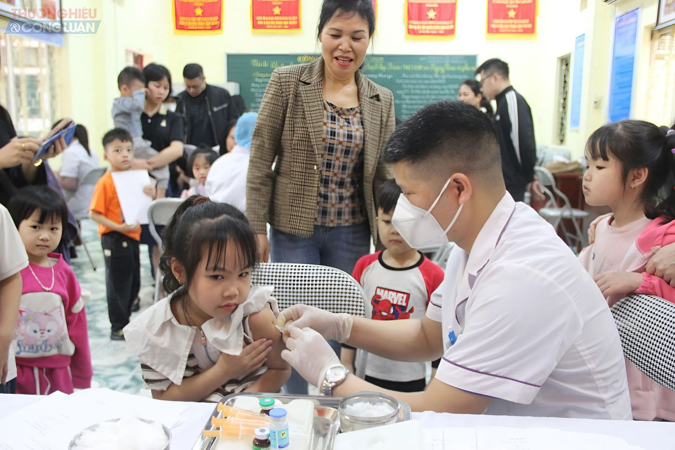 Các em học sinh ở thành phố Lạng Sơn được tiêm phòng bệnh sởi.