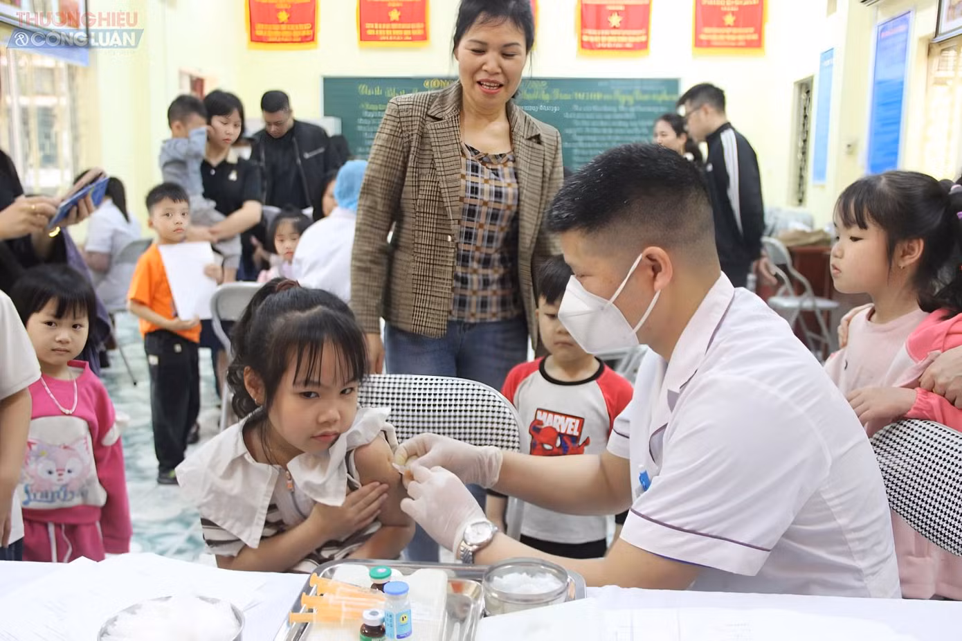 Các em học sinh ở thành phố Lạng Sơn được tiêm phòng bệnh sởi.