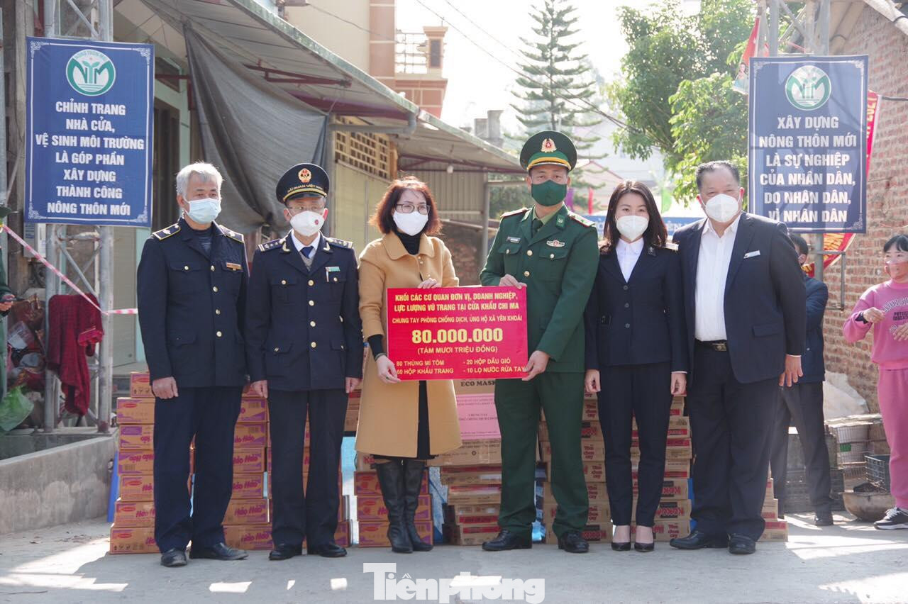 Lực lượng Biên phòng, Hải quan, doanh nghiệp tặng quà hỗ trợ cho thầy cô giáo trường THCS xã Yên Khoái -Ảnh: Duy Chiến Lực lượng Biên phòng, Hải quan, doanh nghiệp tặng quà hỗ trợ cho thầy cô giáo trường THCS xã Yên Khoái -Ảnh: Duy Chiến