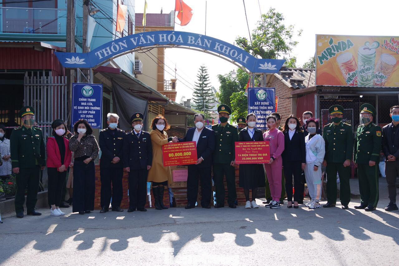 Các đơn vị chức năng tại cửa khẩu Chi Ma hỗ trợ công tác phòng, chống dịch COVID-19 cho nhân dân và học sinh người dân tộc thiểu số ở biên giới Lộc Bình -Ảnh: Duy Chiến Các đơn vị chức năng tại cửa khẩu Chi Ma hỗ trợ công tác phòng, chống dịch COVID-19 cho nhân dân và học sinh người dân tộc thiểu số ở biên giới Lộc Bình -Ảnh: Duy Chiến