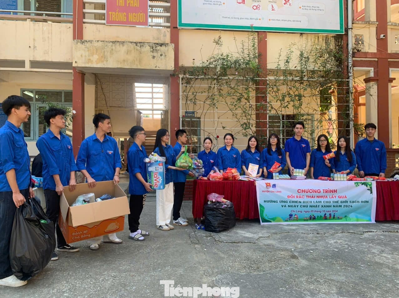 Đổi rác lấy quà- mô hình thu hút sự tham gia của giới trẻ.