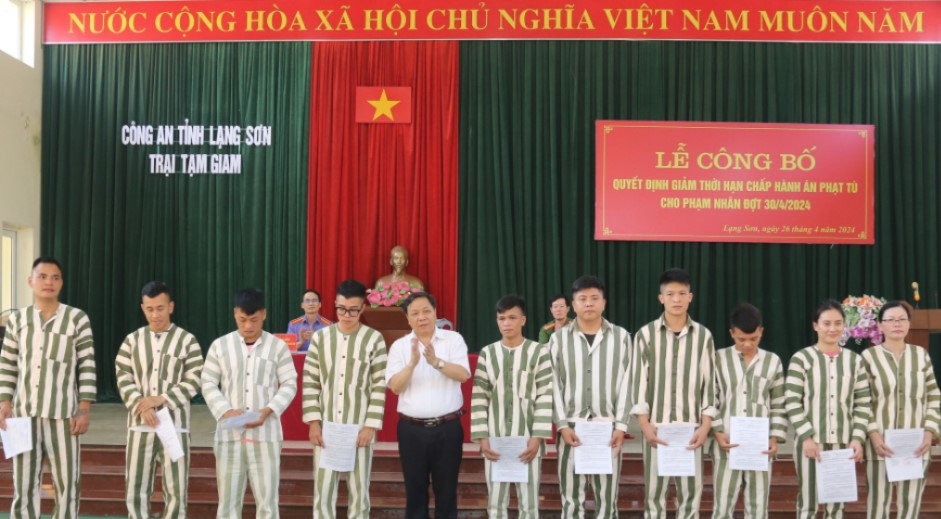 Lãnh đạo Tòa án Nhân dân tỉnh Lạng Sơn (giữa) trao Quyết định giảm thời hạn chấp hành án phạt tù cho các phạm nhân. Lãnh đạo Tòa án Nhân dân tỉnh Lạng Sơn (giữa) trao Quyết định giảm thời hạn chấp hành án phạt tù cho các phạm nhân.
