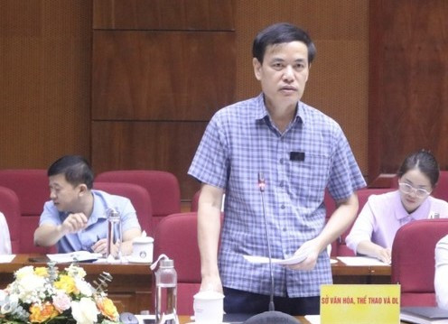 Đại diện các sở, ngành chức năng trao đổi, giải đáp các ý kiến, kiến nghị của thanh niên