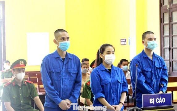 Các bị cáo ra tòa lĩnh án -Ảnh: M.K