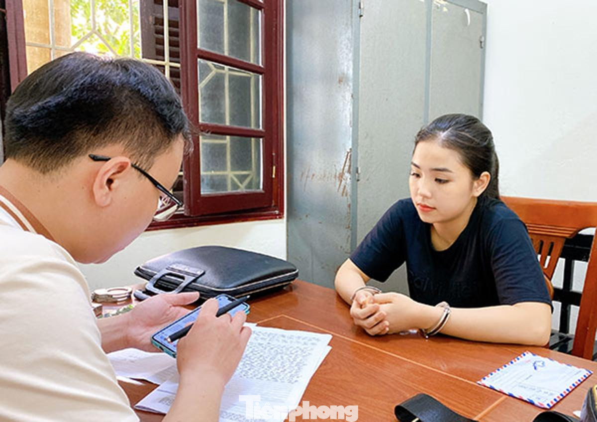 Hotgirl Trần Thị Diệu Huyền (bìa phải) khai nhận hành vi buôn bán trái phép ma túy -Ảnh: TL