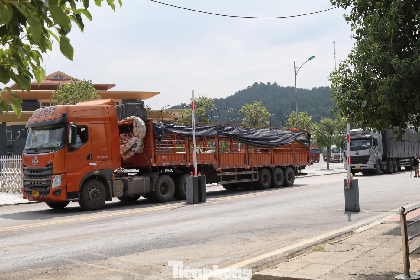 Xe Trung Quốc sang bãi kiểm hóa cửa khẩu Chi Ma để sang tải hàng tinh bột sắn -Ảnh: Duy Chiến