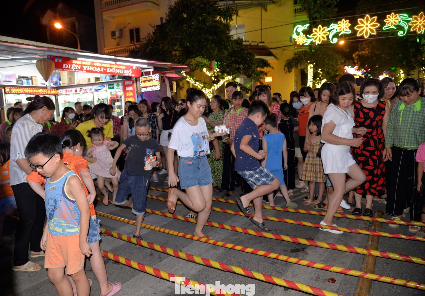 Các trò chơi dân gian tại phố đi bộ Kỳ Lừa lôi cuốn khách, nhất là các cháu thiếu nhi -Ảnh: TL