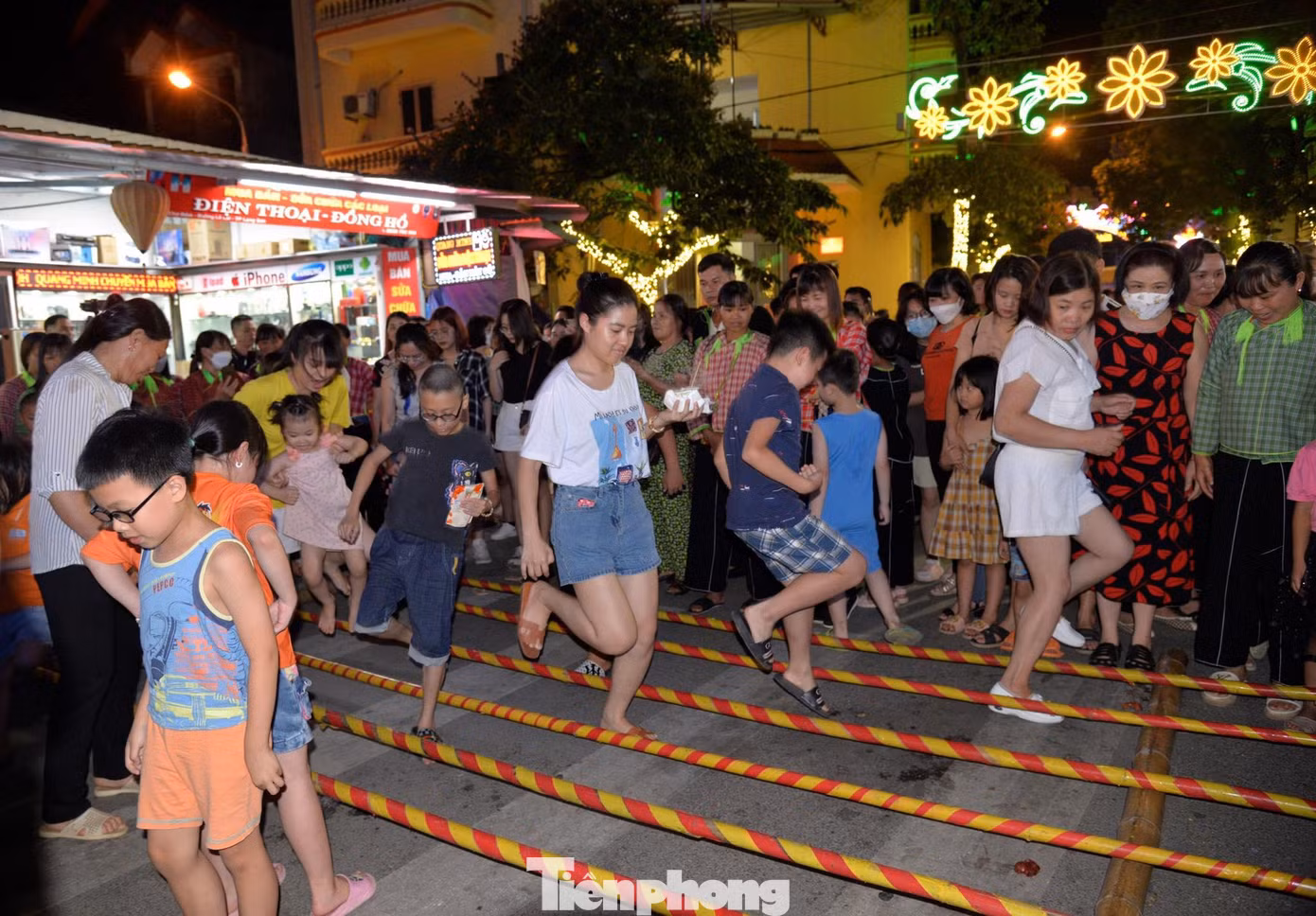 Các trò chơi dân gian tại phố đi bộ Kỳ Lừa lôi cuốn khách, nhất là các cháu thiếu nhi -Ảnh: TL