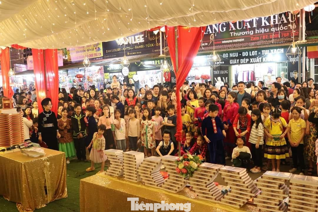 Tại khu chính ở phố đi bộ, chợ Kỳ Lừa có gian hàng giới thiệu 'Văn hóa đọc" với nhiều sách văn học nghệ thuật ở địa phương gây chú ý của mọi người -Ảnh: DC