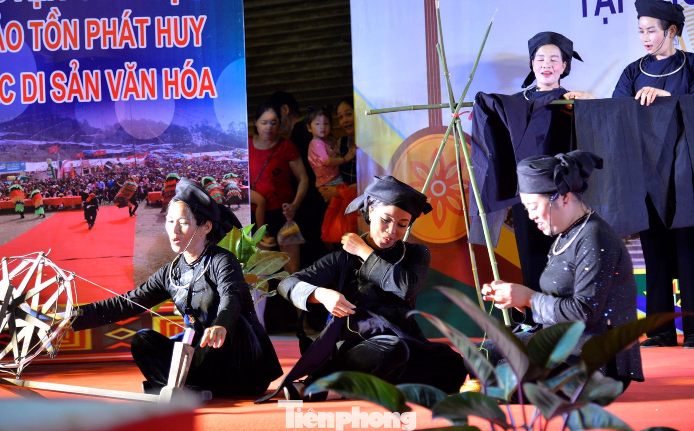 Giới thiệu làng nghề dệt vải truyền thống người Tày, Nùng tại phố đi bộ Kỳ Lừa -Ảnh: DC