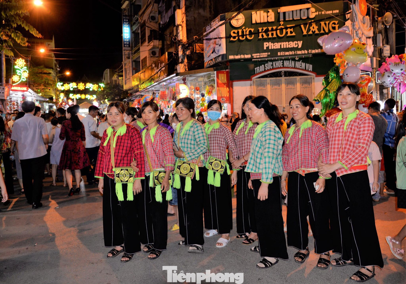 Hàng đêm vào các ngày nghỉ cuối tuần (thứ 6. 7 và chủ nhật) có hàng nghìn du khách đến thăm quan, trải nghiệm -Ảnh: TL