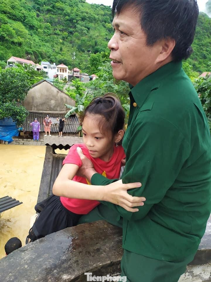 Một cháu nhỏ ở huyện Chi Lăng được giải nguy trong gang tấc khi lũ tràn về bủa vây gia đình em -Ảnh: TL