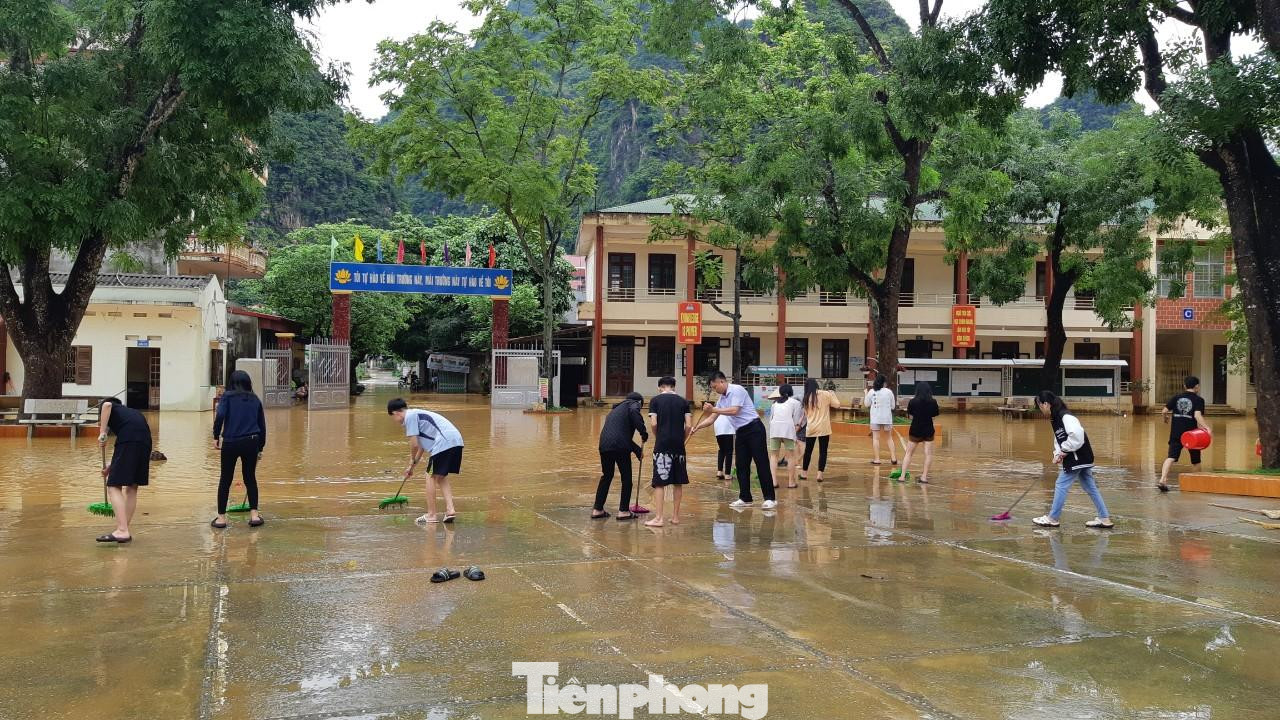 Ngay sau khi nước rút, thầy và trò các nhà trường ở lạng Sơn tổ chức dọn dẹp bùn đất, vệ sinh khu vực lớp và trường học -Ảnh: Duy Chiến
