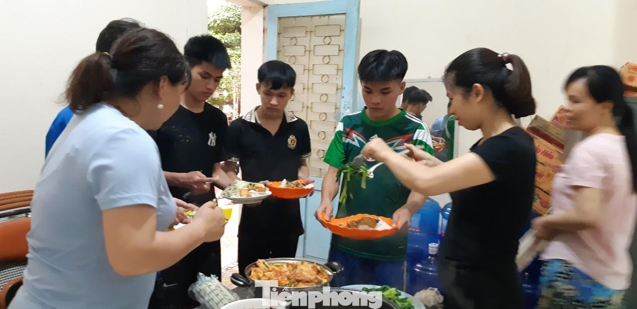 Nhân dân địa phương, nhà hảo tâm đã tổ chức nấu cơm, phát miễn phí cho người gặp nạn và học sinh ở huyện Chi Lăng -Ảnh: Duy Chiến