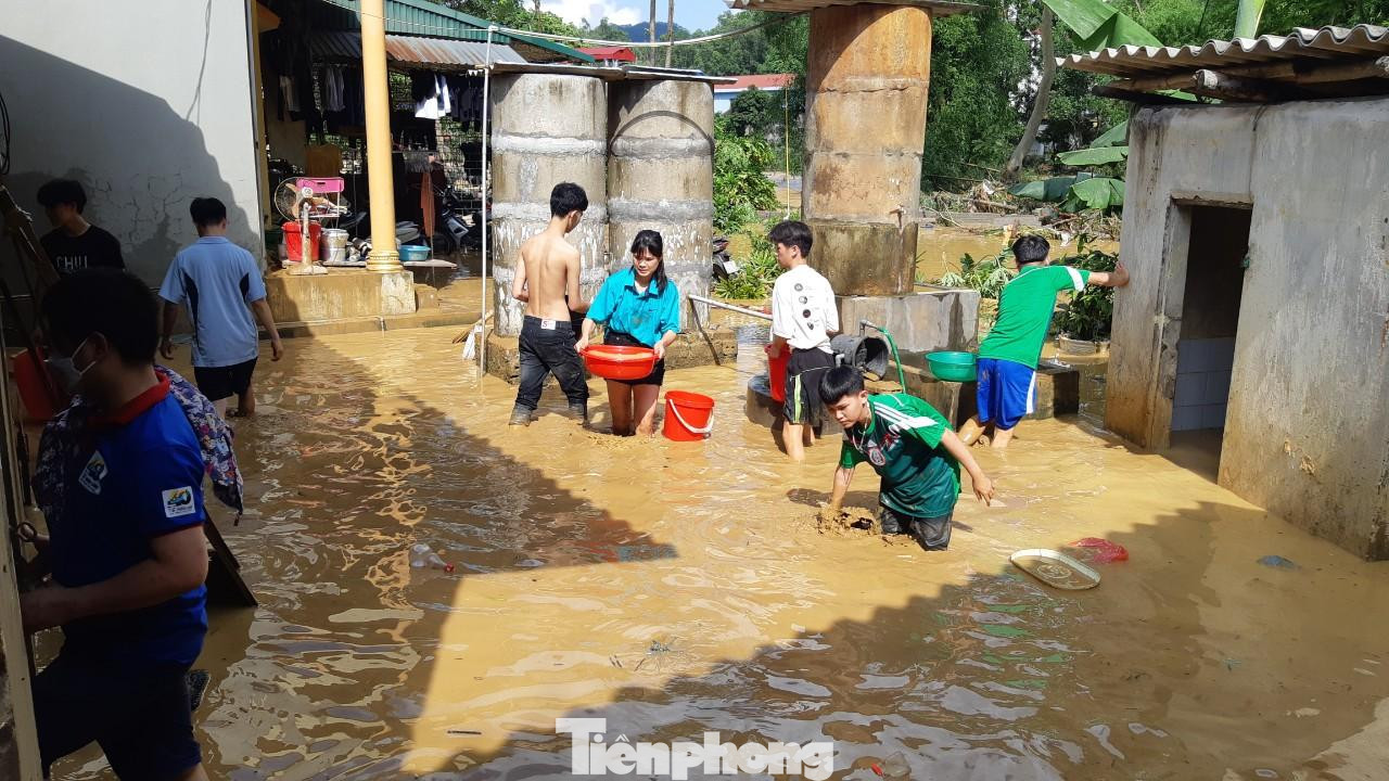 Sáng 11/5, khi trời hửng, nhân dân địa phương trợ giúp nhau khắc phục hậu quả mưa lũ -Ảnh: Duy Chiến