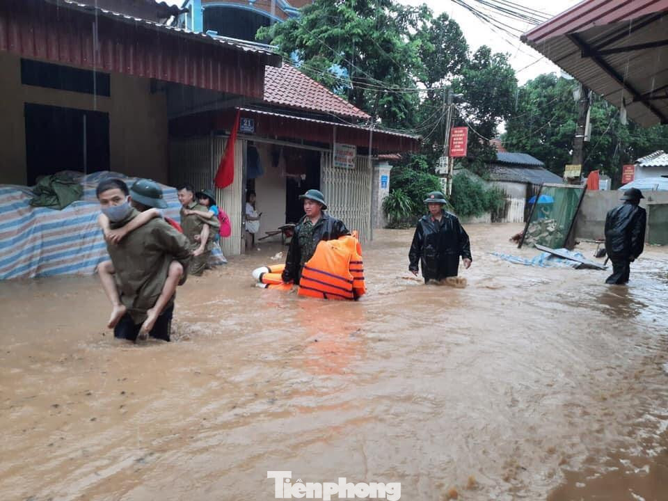 Hàng trăm cán bộ, chiến sỹ lực lượng vũ trang tỉnh Lạng Sơn lao vào khu vực mưa lũ, cứu giúp người dân -Ảnh: TL