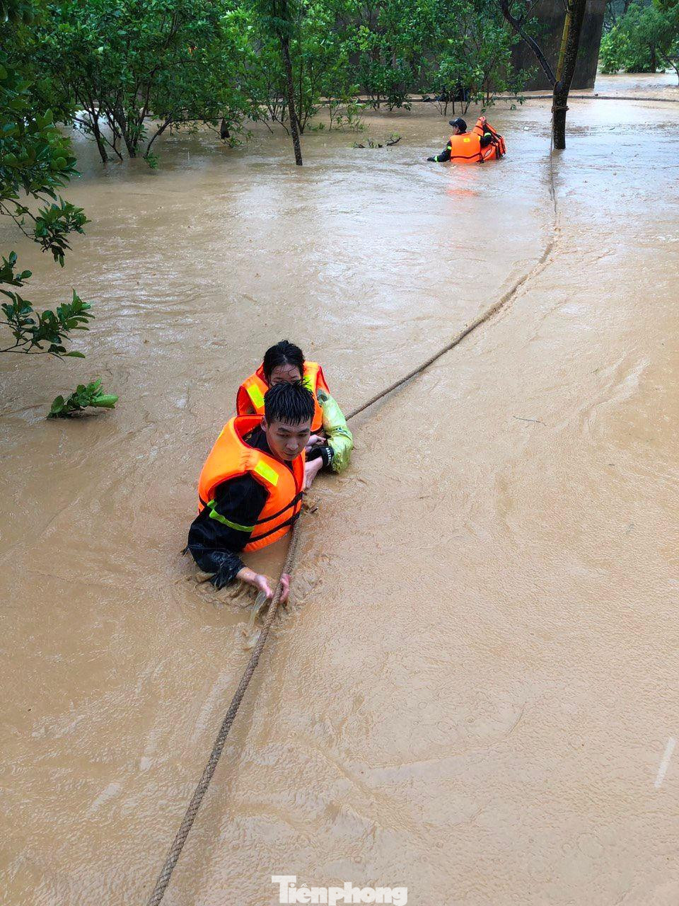 Lực lượng vũ trang nỗ lực tham gia cứu nạn cho người dân ở khu Hòa Bình, thị trấn Đồng Mỏ, huyện Chi Lăng -Ảnh: TL