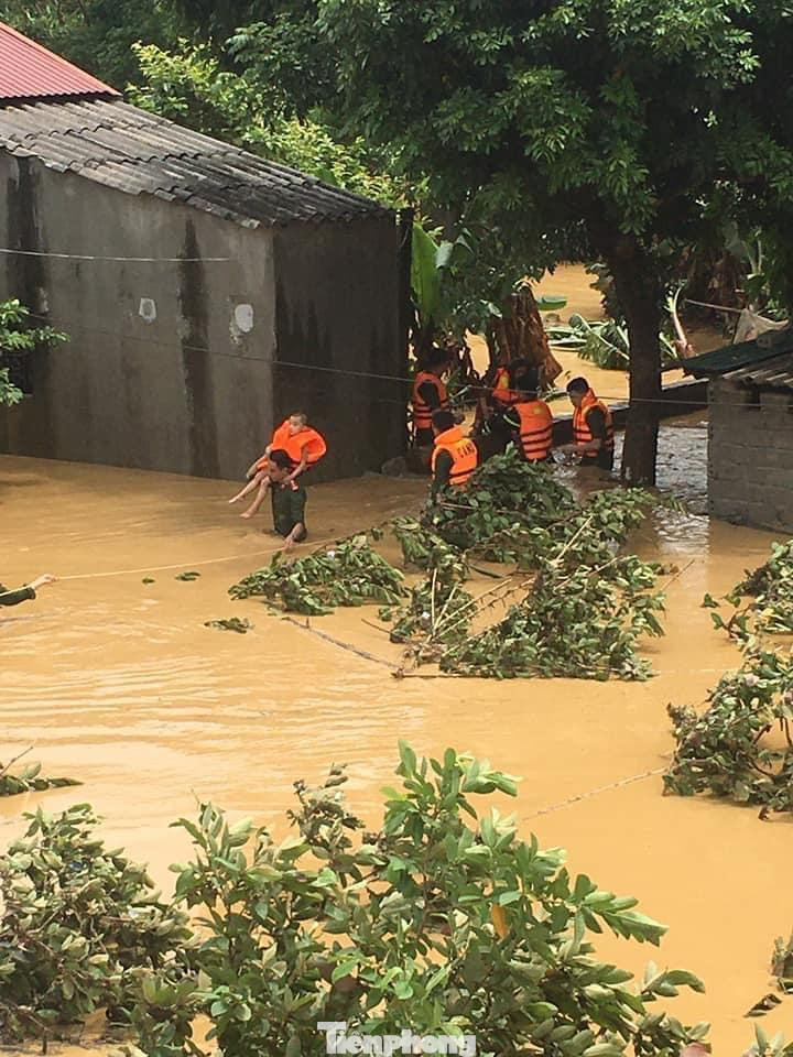 Hình ảnh người dân được giải cứu kịp thời, trong đó có nhiều người già, em nhỏ đã gây xúc động cho nhiều người -Ảnh: TL