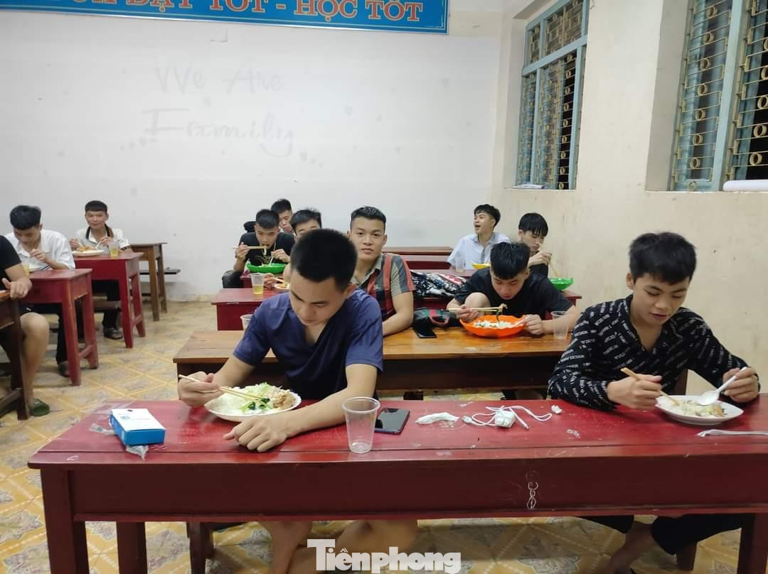 146 em học sinh trường THPT Chi Lăng (huyện Chi Lăng) đang trọ học ở các khu nhà quanh trường bị nước cuốn trôi quần áo, sách vở, chăn màn... được nhà trường đến trợ giúp và di chuyển về lớp học để ở tạm, tránh nơi nguy hiểm -Ảnh: Duy Chiến